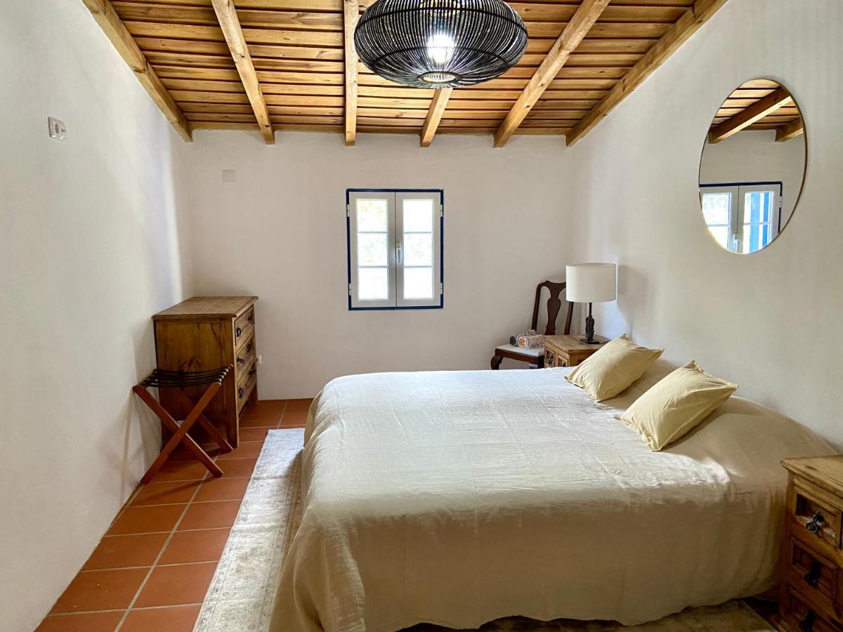 アヴィス Montes De Charme Bed & Breakfast エクステリア 写真