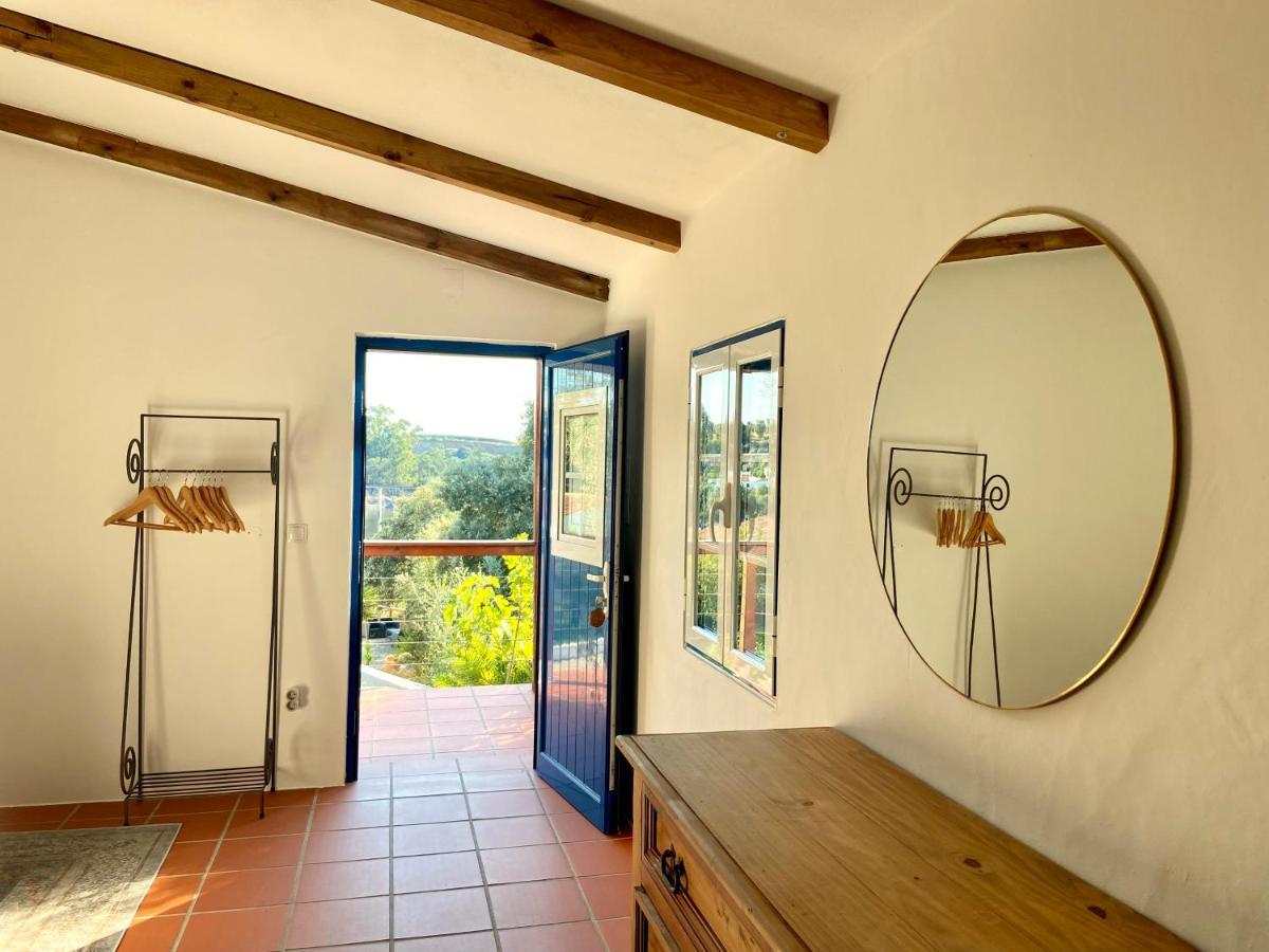 アヴィス Montes De Charme Bed & Breakfast エクステリア 写真
