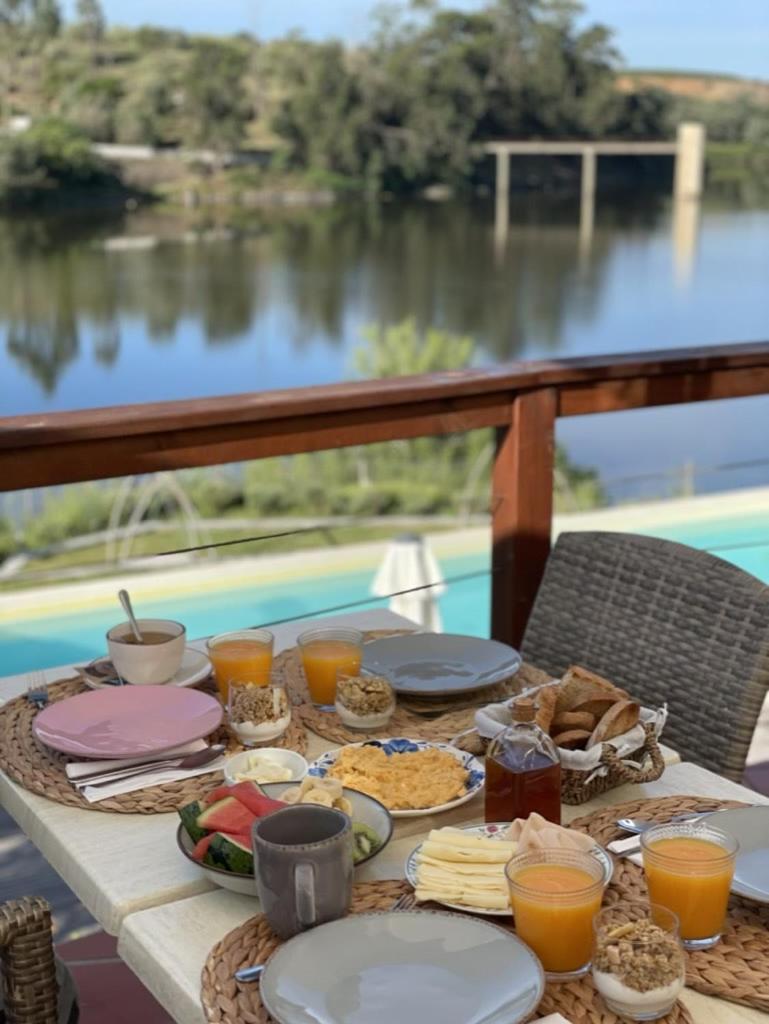 アヴィス Montes De Charme Bed & Breakfast エクステリア 写真