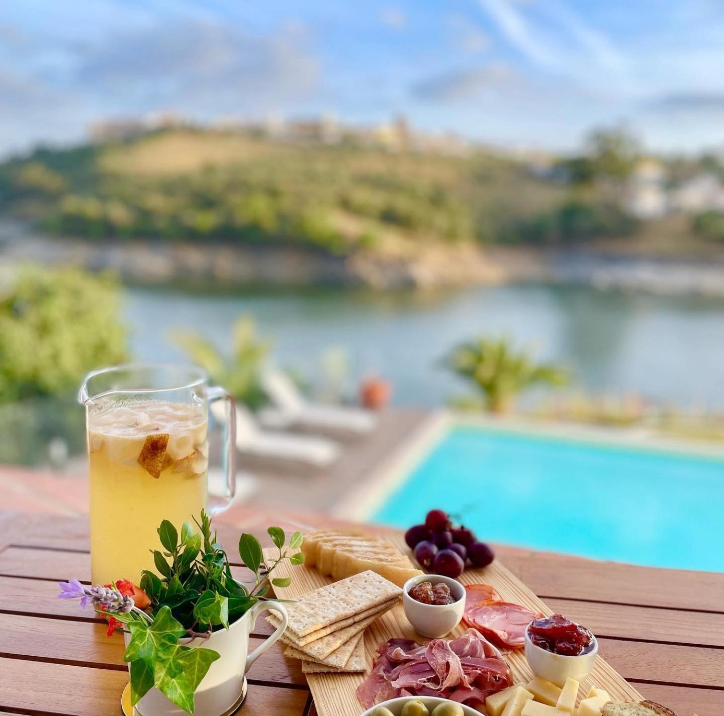 アヴィス Montes De Charme Bed & Breakfast エクステリア 写真