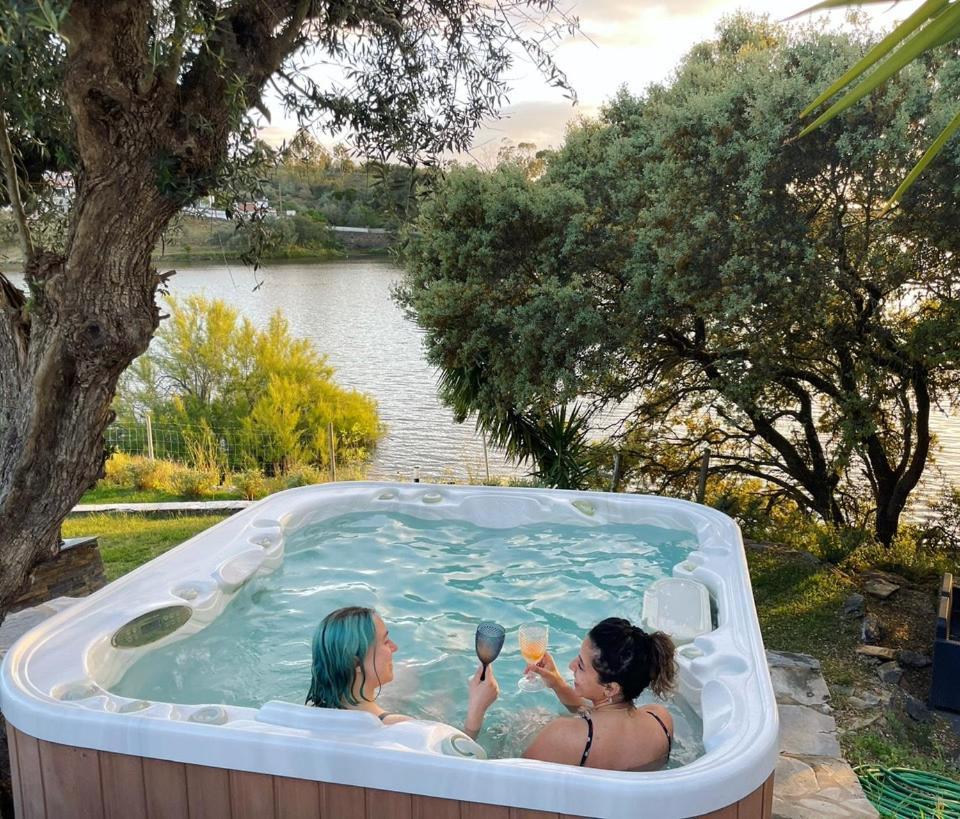アヴィス Montes De Charme Bed & Breakfast エクステリア 写真